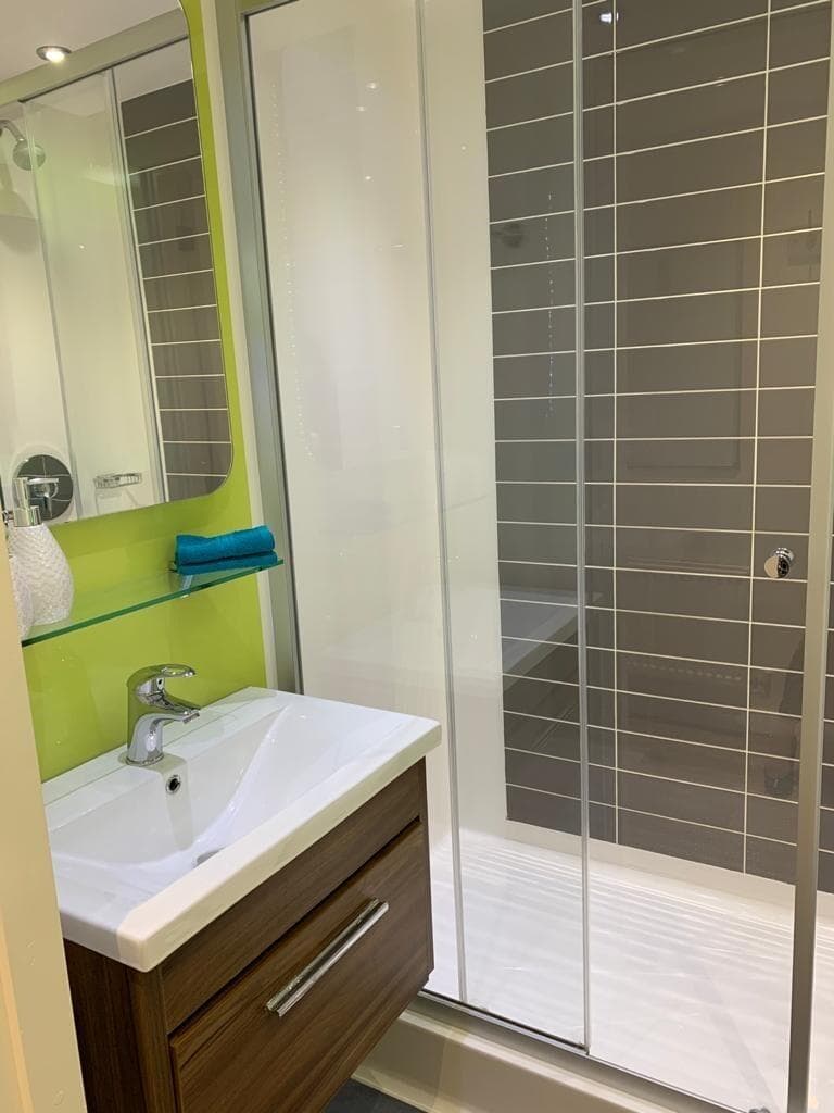 Newcastle-1-Bronze-Studio-bathroom